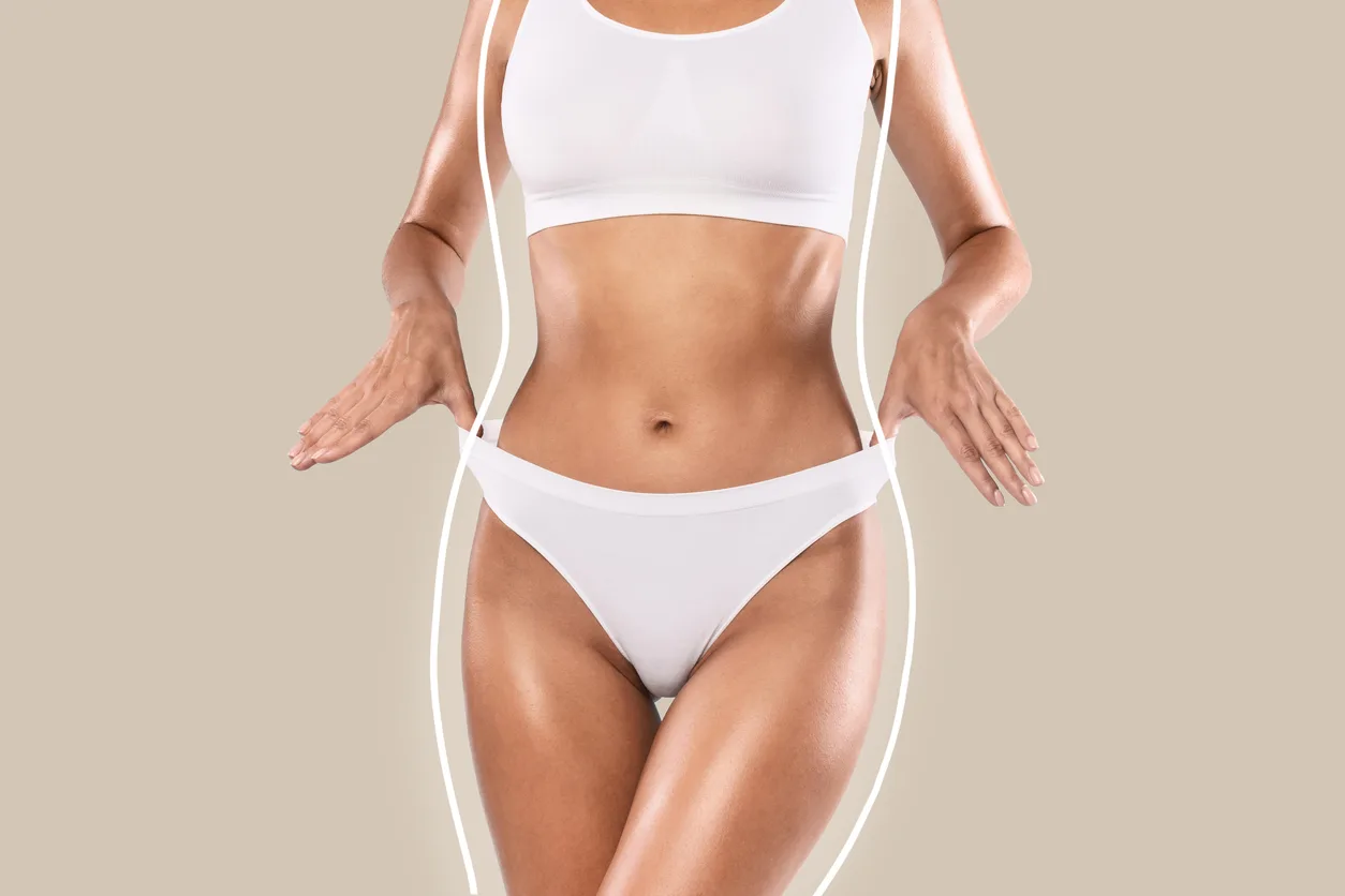 Une femme en sous-vêtements blancs et crop top se détache sur un fond beige, sa silhouette fine élégamment soulignée par des contours blancs. Sa taille et ses hanches sont accentuées, évoquant une transformation grâce à AirSculpt®. Ses mains reposent avec grâce près de ses hanches.
