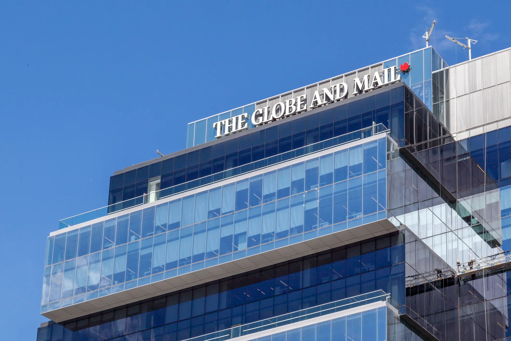 L'enseigne du Globe and Mail sur sa tour de bureaux en verre à Toronto
